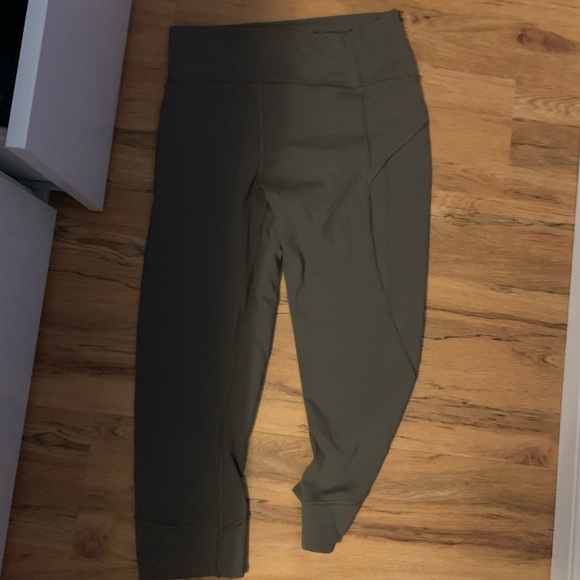 Lululemon cropped green leggings perfect for any workout! Size medium - Picture 2 of 2